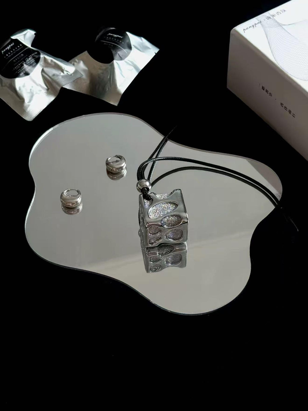 Dice Metal Car Hanging Air Freshener | Liquid‑Free Fragrance Diffuser